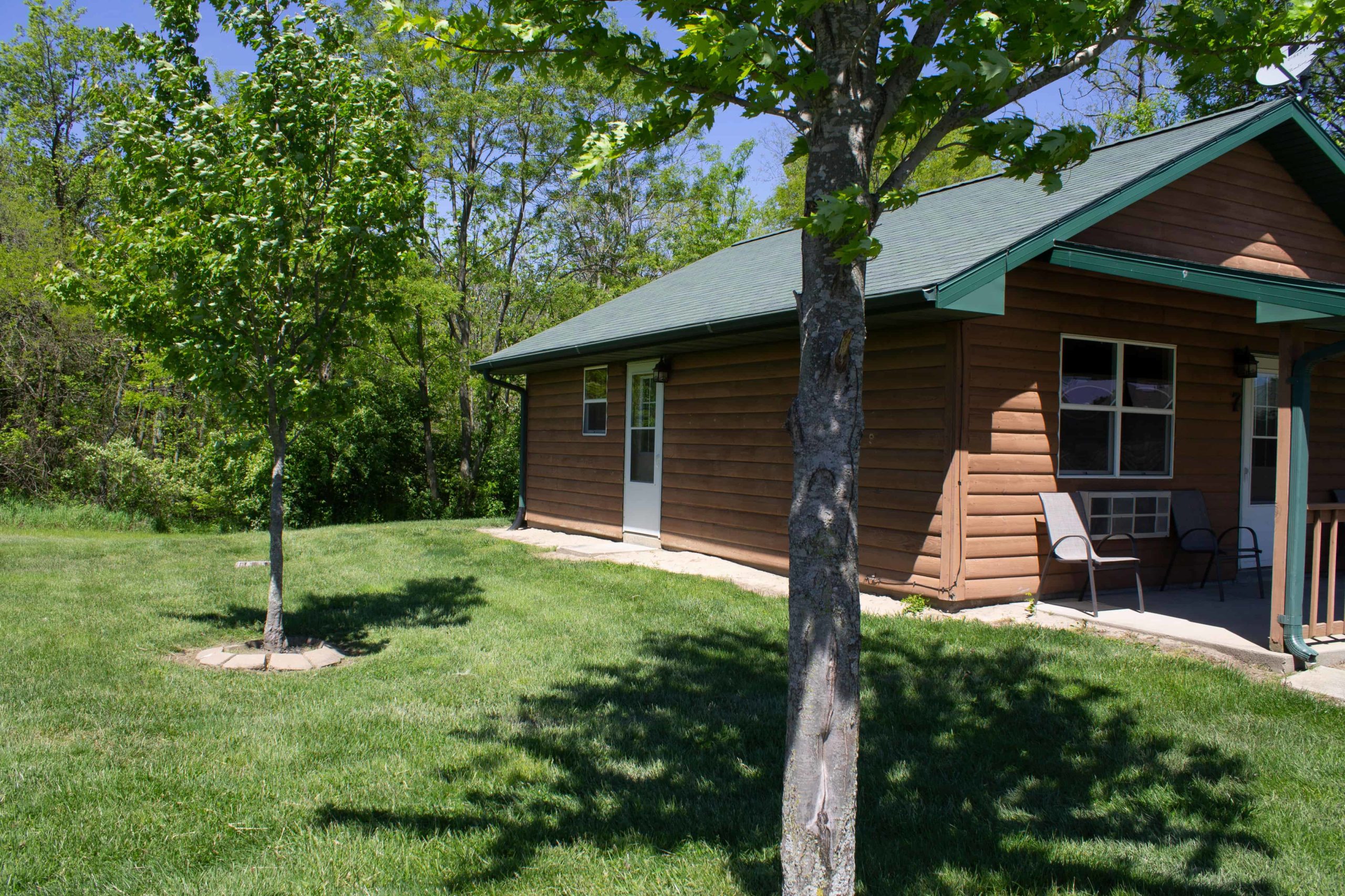 exterior view of one of the family-friendly, affordable vacation cabin rentals near shelbyville illinois
