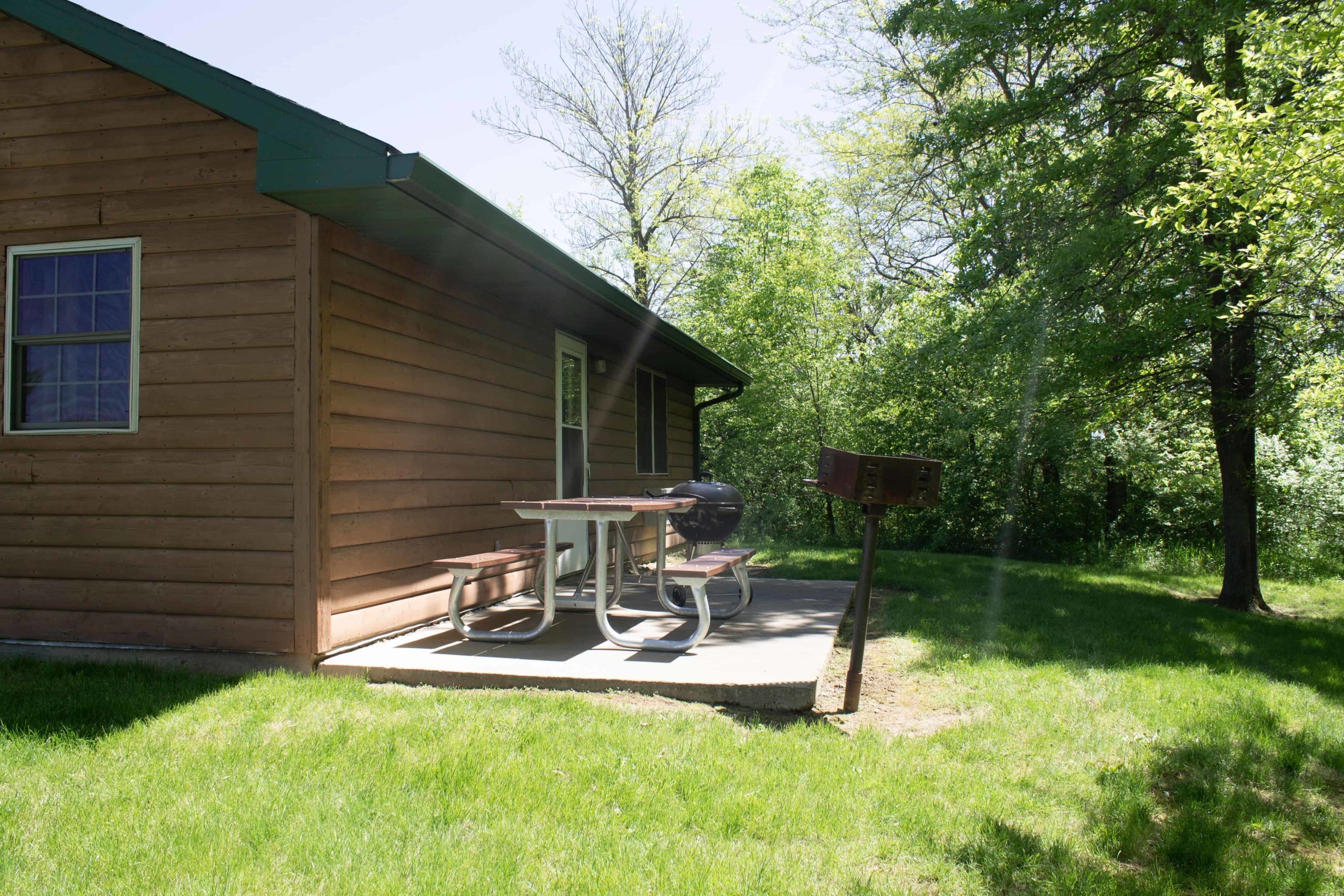 outdoor eating area for affordable cabin rental in shelbyville illinois